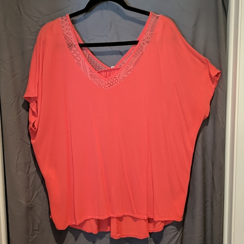 🐝 3 for $9 🐝 Coral colored Vneck shirt